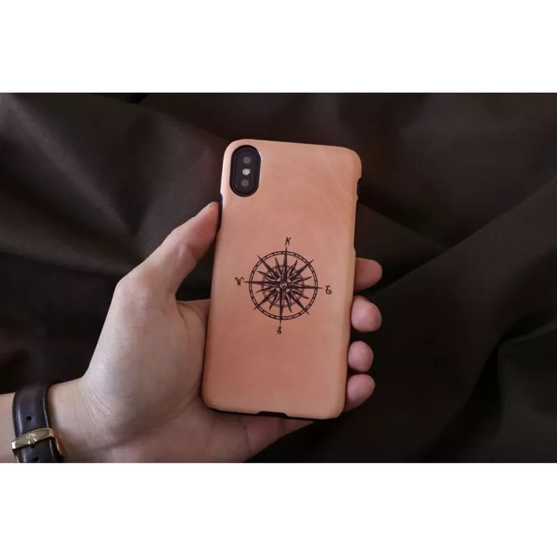Etui na smartfon man and wood do iPhone X/XS, czarne, ochronne etui z elementem kompasu