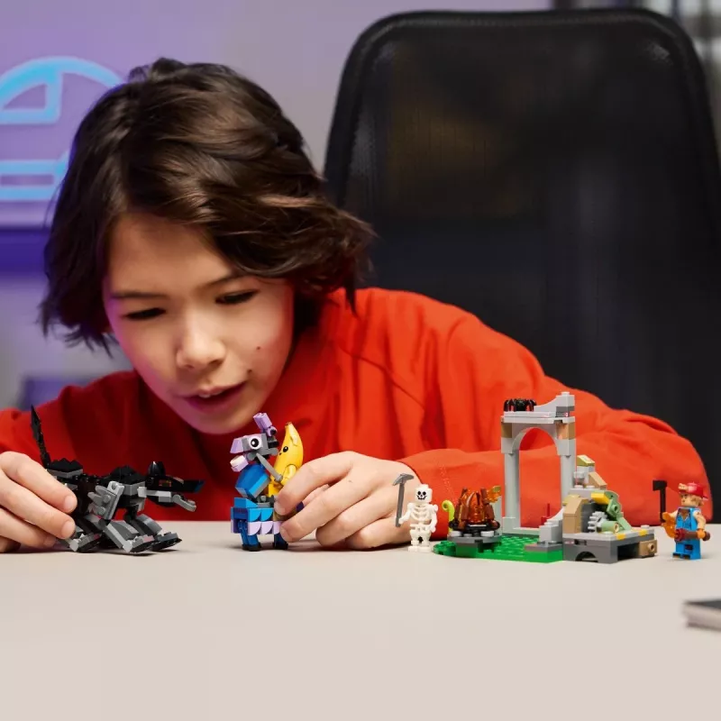 LEGO FORTNITE 77075 Obóz Peely'ego i Sparkpluga