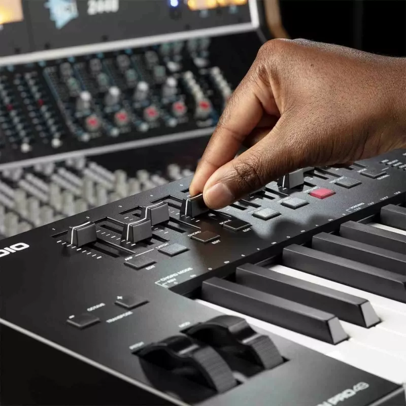 Kontroler klawiaturowy MIDI M-Audio Oxygen Pro 49 — 49 klawiszy, 16 padów, 9 suwaków, wyświetlacz OLED, USB, wyjście MIDI