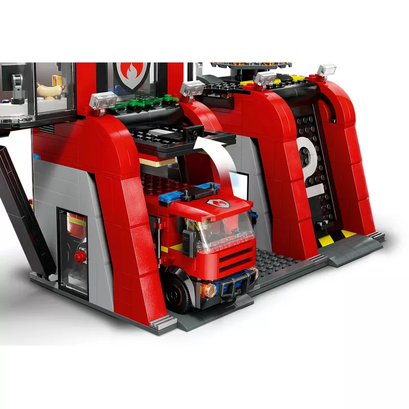 Zabawka konstrukcyjna LEGO City Remiza strażacka z pojazdem z drabiną obrotową 60414 — 843 elementy, 5 minifigurek, 220×320×140 mm