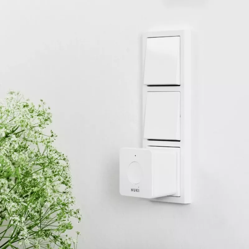 Bezprzewodowy przedłużacz sygnału inteligentnego domu NUKI Bridge — Bluetooth/Wi‑Fi, 230 V, zasięg do 10 m, 60×60×50 mm, biały