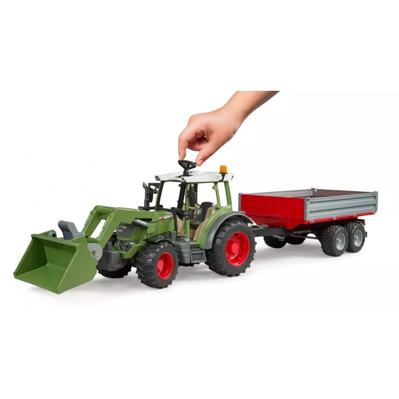 Ciągnik-zabawka BRUDER Fendt Vario 211 z ładowaczem czołowym i przyczepą boczną