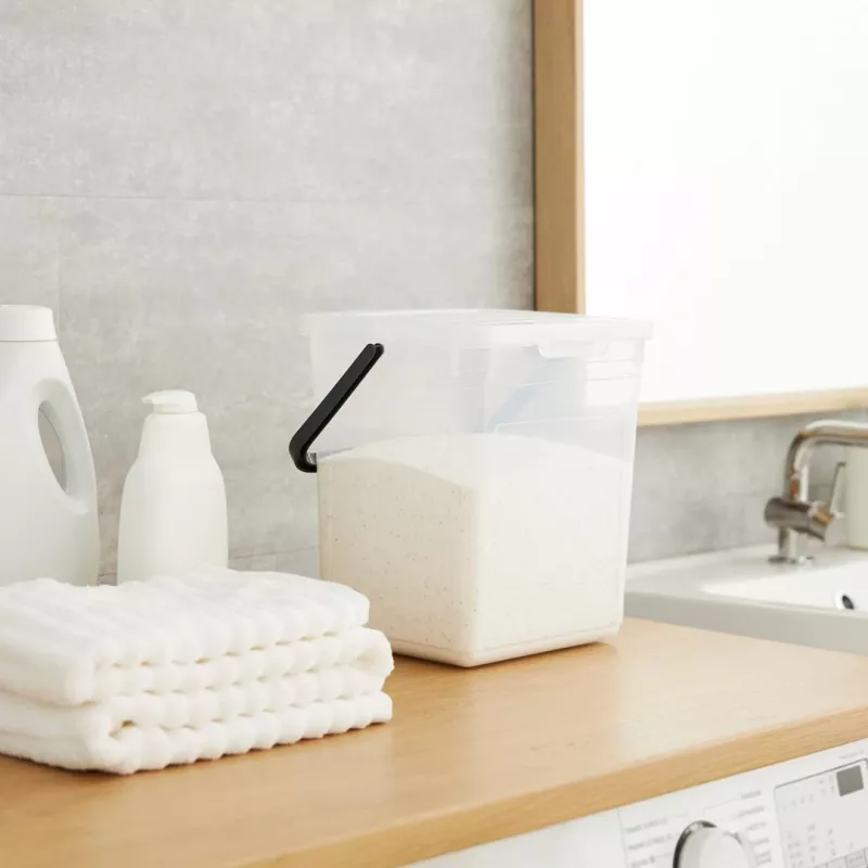 Plastikowy pojemnik na detergenty Rotho Basic 9 L model 1770101100RP, biały, pokrywka, otwór do zawieszania