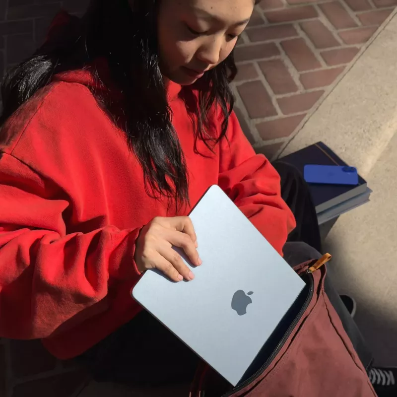 Apple MacBook Air 13-calowy: chip M4 z 10-rdzeniowym CPU i 10-rdzeniowym GPU, 24 GB, 512 GB SSD – Starlight