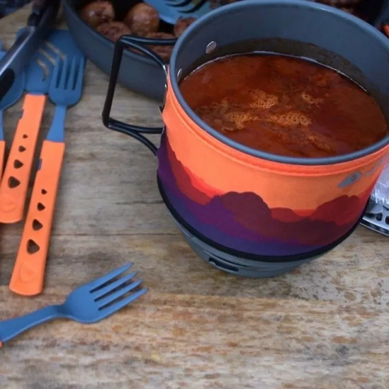 Przenośny grill turystyczny Jetboil MiniMo — kompaktowa, lekka kuchenka kempingowa ze zintegrowanym palnikiem fluxring i regulacją gotowania na wolnym ogniu