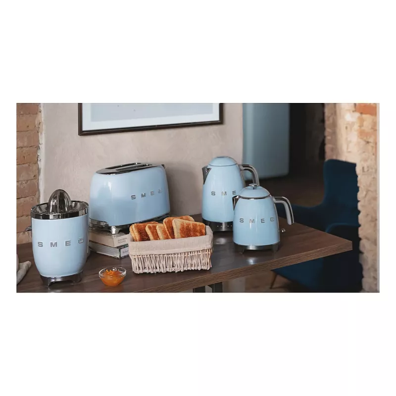 Czajnik elektryczny SMEG w stylu lat 50. KLF04PBEU, pastelowy niebieski