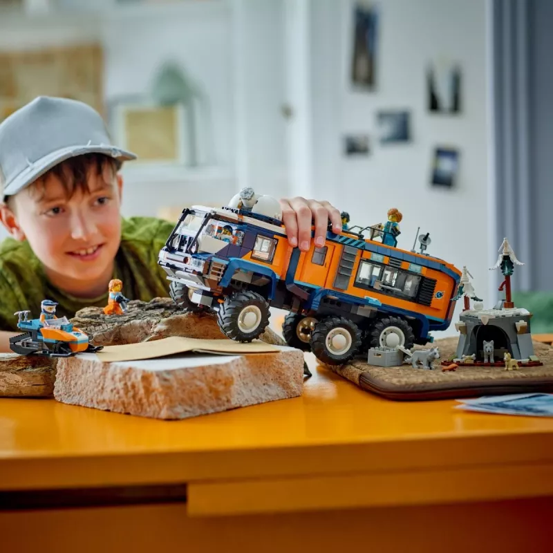 LEGO City Arctic Explorer Truck 60471 — zestaw 1064 elementów z 4 minifigurkami, mobilnym laboratorium, dla dzieci od 8 lat
