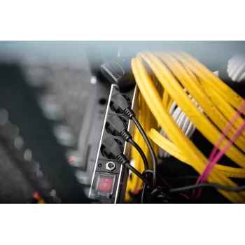Listwa zasilająca Digitus DN-95403 z zabezpieczeniem przeciążeniowym