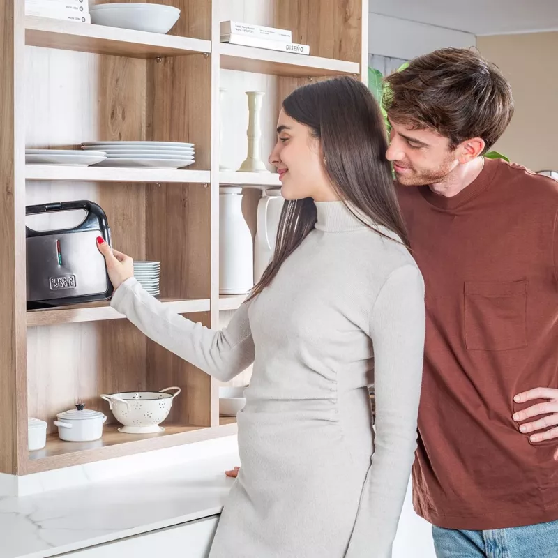 Opiekacz do kanapek Czarny & Decker BXSA753E — 2 kanapki, 750 W, płyty nieprzywierające, powierzchnia pieczenia 215×125 mm, kompaktowa stal nierdzewna