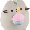 Pluszowa zabawka Pusheen marki Pusheen — 24 cm plusz z tortem i czapką urodzinową