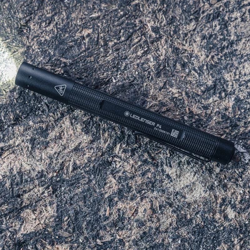 Latarka piórkowa Ledlenser P4 Czarna — kompaktowa latarka piórkowa LED, 180 lm, zasięg 90 m, 2x AAA, IP54