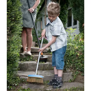 Fiskars MyFirst Kinder-Besen dziecięca miotła, niebieska, długość 980 mm, konstrukcja i uchwyt z tworzywa sztucznego, 1 sztuka