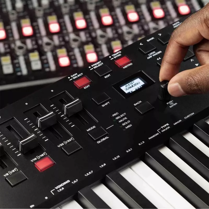 Kontroler klawiaturowy MIDI M-Audio Oxygen Pro 49 — 49 klawiszy, 16 padów, 9 suwaków, wyświetlacz OLED, USB, wyjście MIDI