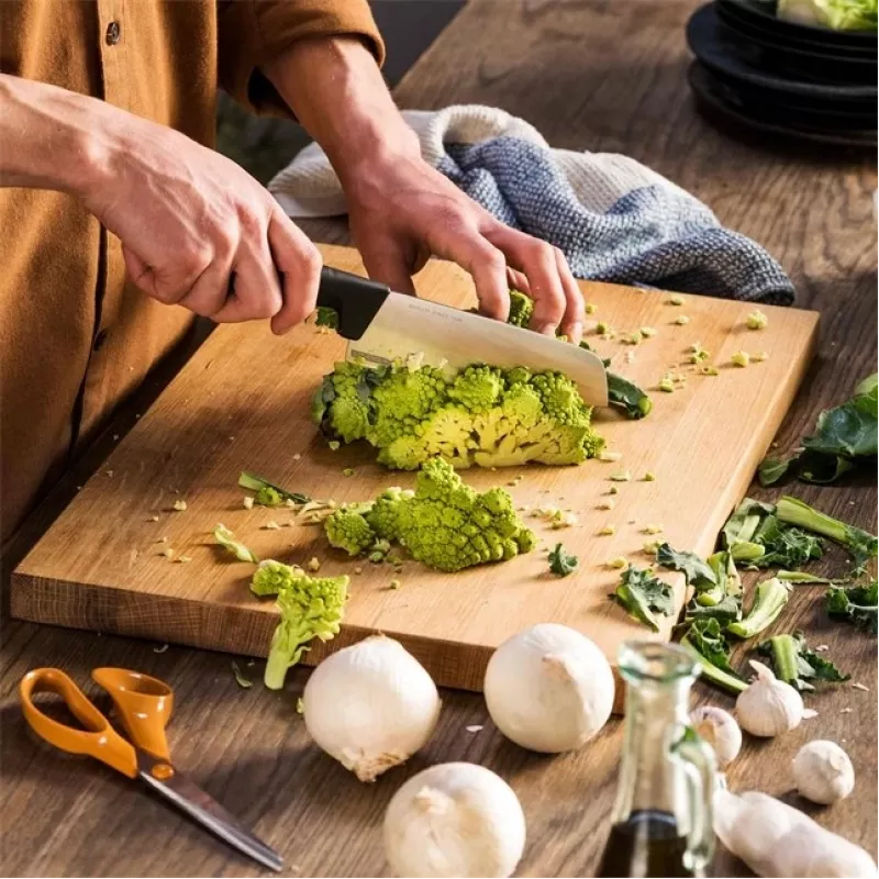 Nóż kuchenny Fiskars 1051761 ze stali nierdzewnej 1 szt. nóż Santoku
