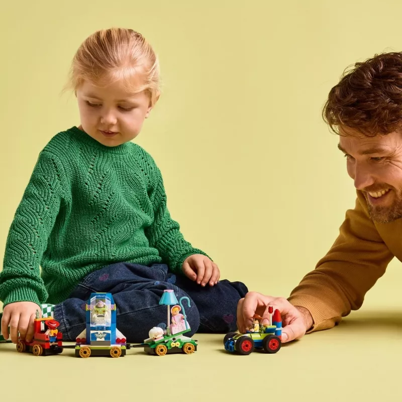LEGO Disney Toy Story Pociąg świąteczny i samochód RC zestaw 43264 — 206 elementów, 4 minifigurki, wiek 4+
