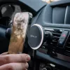 Bezprzewodowa ładowarka samochodowa Tellur TLL151431 kompatybilna z MagSafe 15 W czarna do smartfonów