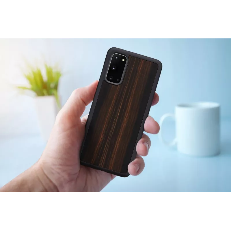 etui na smartfona Man and Wood Galaxy S20 ebony Czarny — etui ochronne na Samsung Galaxy S20