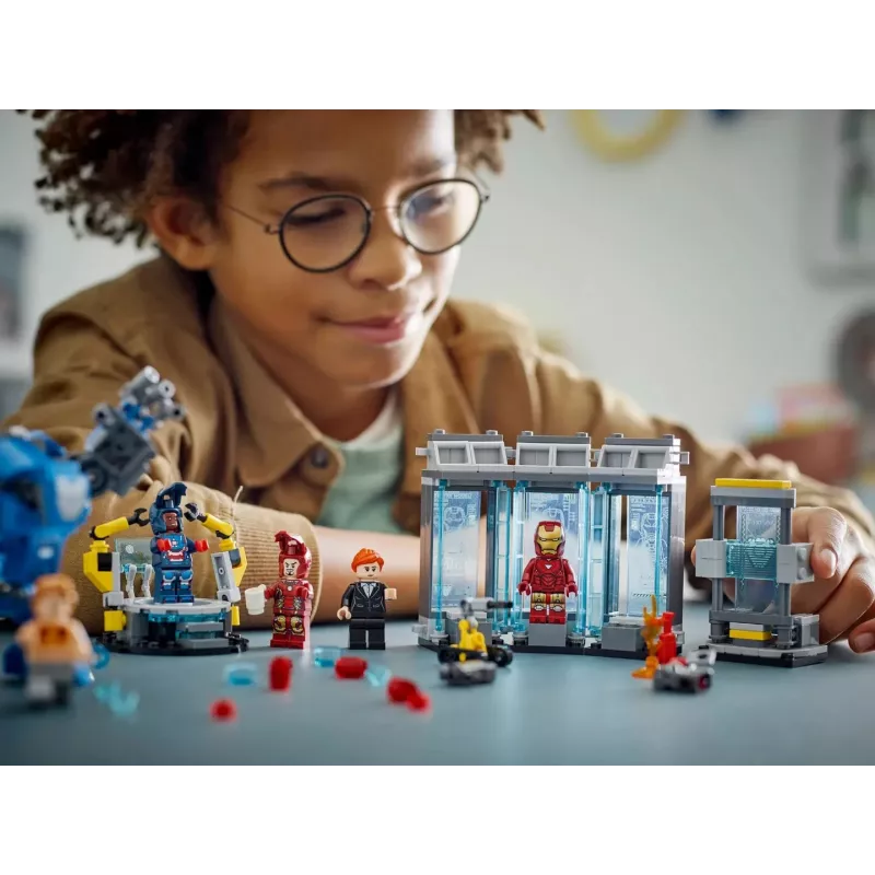 LEGO Marvel Laboratorium Iron Mana Hall of Armor 76315 — 384 elementy, 5 minifigurek, miejsce na wystawę