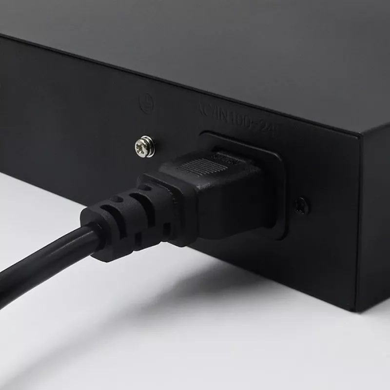 Przełącznik Ethernet PoE QOLTEC 52289 — 4 porty RJ45 PoE, 2 porty uplink RJ45, budżet mocy 65W