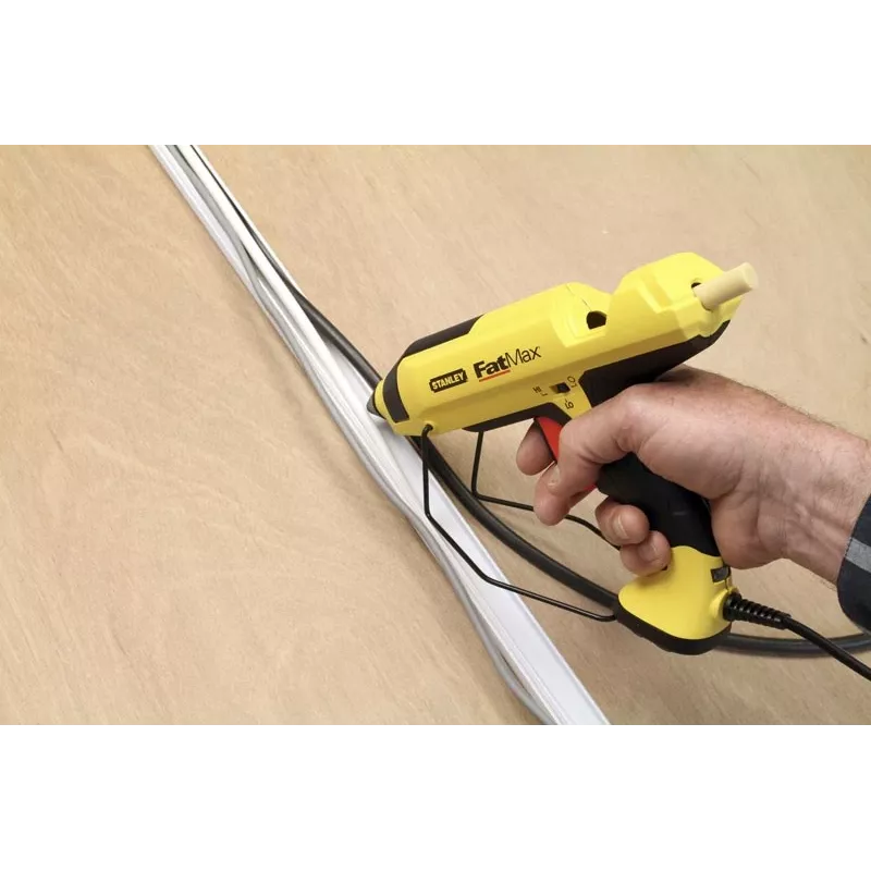 Pistolet do kleju na gorąco STANLEY FatMax GR 100 R 200 W, wydajność kleju 18,83 g/min, zasilanie sieciowe, czas nagrzewania 1 min, czarno-żółty