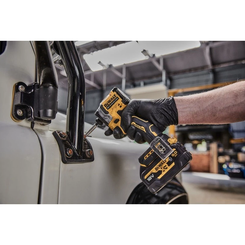 Zakrętarka udarowa DeWALT DCF850NT, 3250 obr./min, uchwyt 1/4 cala, 900 g