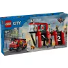 Zabawka konstrukcyjna LEGO City Remiza strażacka z pojazdem z drabiną obrotową 60414 — 843 elementy, 5 minifigurek, 220×320×140 mm