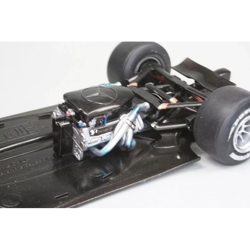 REVELL plastikowy model McLaren Mercedes MP4-25 Lewis Hamilton — skala 1:24