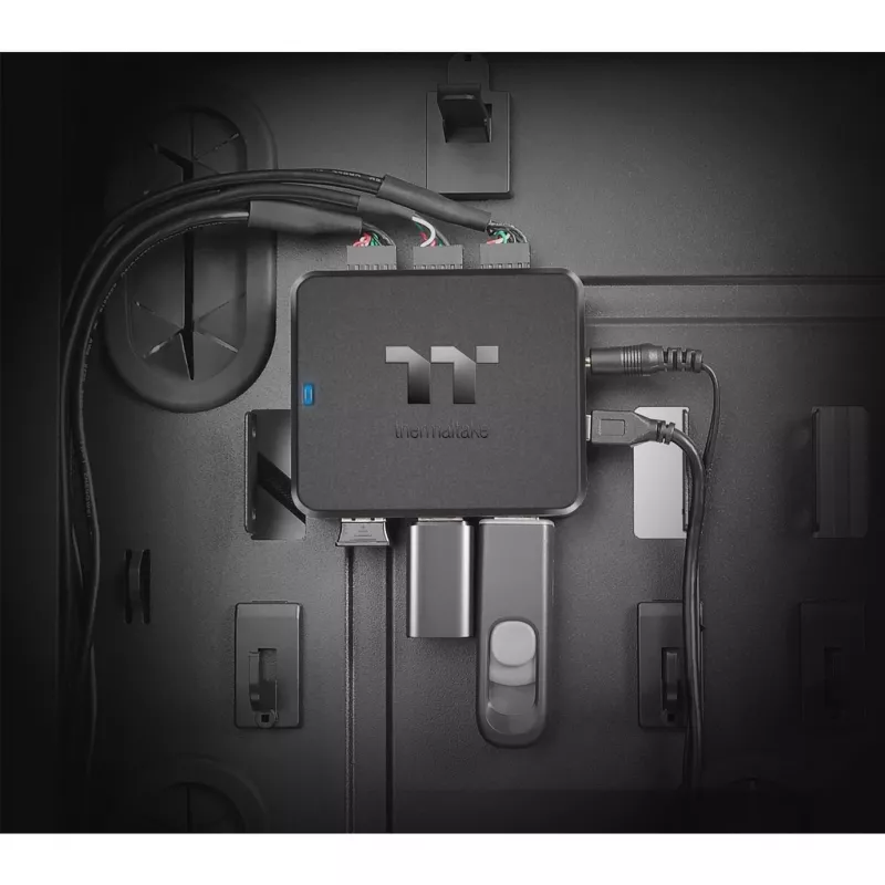 Thermaltake H200 PLUS Wewnętrzny hub USB - Edycja TT Premium - Hub - 3 x USB 2.0 + 3 x USB 2.0 (wewnętrzny)