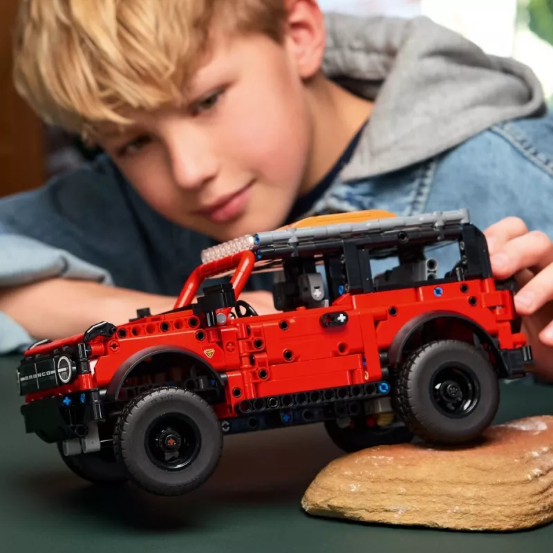 LEGO Technic zestaw konstrukcyjny Ford Bronco Off-Roader 4x4 model 42213 — 943 elementy, wiek 9+