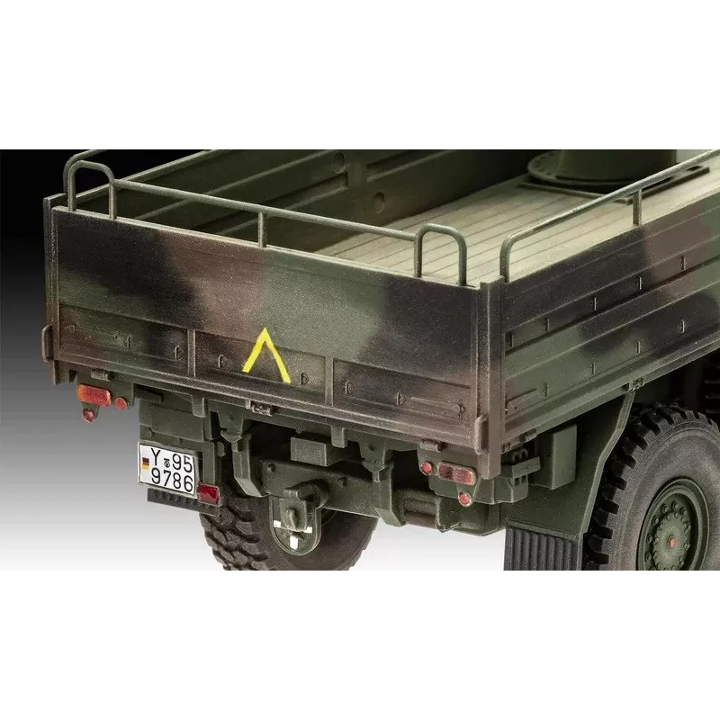 Zestaw modelu plastikowego REVELL Man 10T Milgl 8x8 Truck 1/35