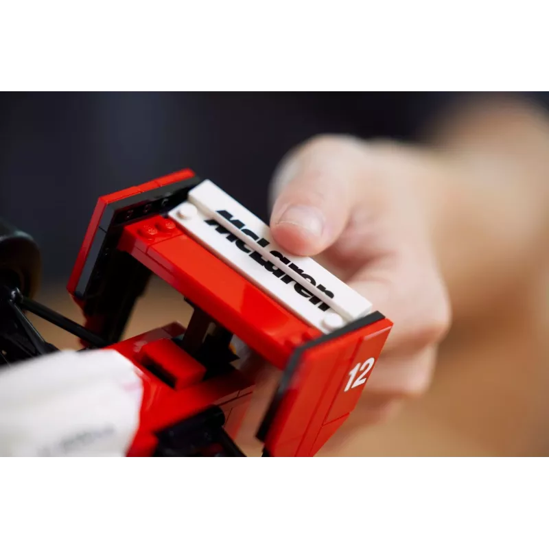 Zestaw LEGO McLaren MP4/4 Ayrton Senna 10330 — model w skali LEGO ICONS do ekspozycji