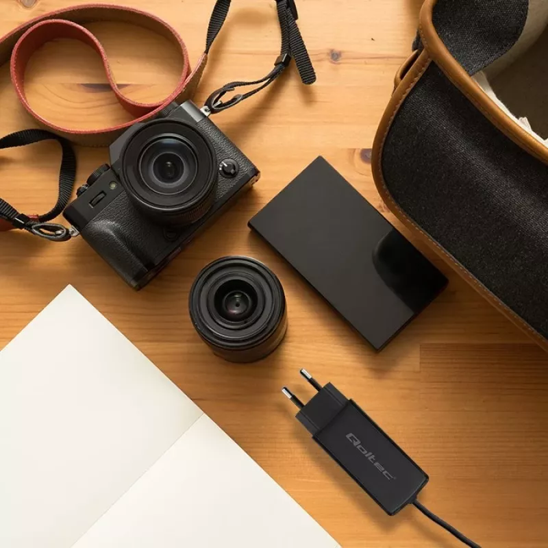 Ładowarka GaN 90W QOLTEC 52420 USB-C PD 5–20V 3A/4.5A wyjście, wejście 220–240V, kabel 1,8 m, czarna