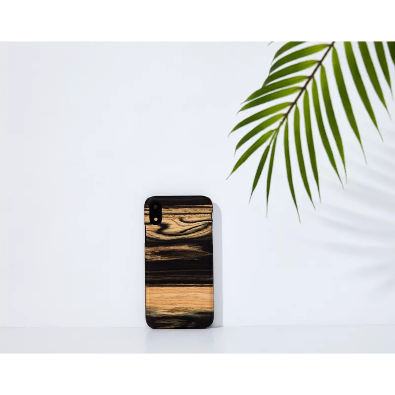 Etui na telefon man and wood do iPhone XR — tył z białego hebanu, czarna drewniana powierzchnia, ochronna skorupa