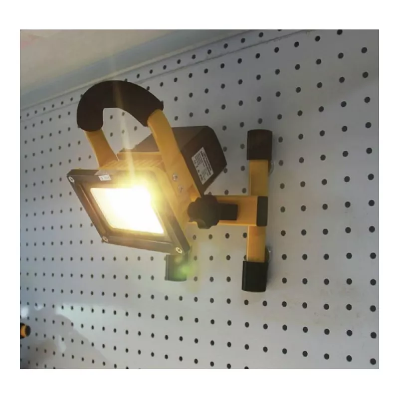 Synergy 21 LED Budowlana lampa akumulatorowa 10W z dodatkowymi stopkami magnetycznymi