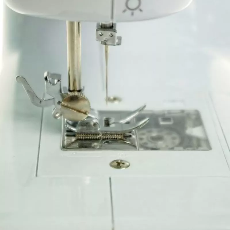 Mechaniczna maszyna do szycia Łucznik Lena 2019 — podstawowy model mechaniczny, 16 programów, 24 W, wolne ramię, dziurka 4-etapowa