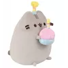 Pluszowa zabawka Pusheen marki Pusheen — 24 cm plusz z tortem i czapką urodzinową