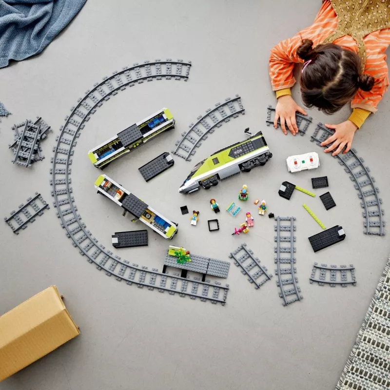 LEGO 60337 City Express Pociąg Pasażerski Zdalnie Sterowany Zabawka Prezent dla Dzieci Chłopców i Dziewczynek z Działającymi Reflektorami 2 Wagonami i 24 Torami