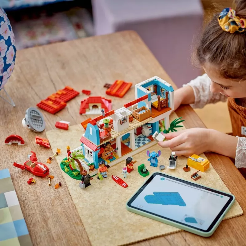 LEGO Disney 43268 Domek na plaży — modułowa konstrukcja domu, 834 elementy, 5 minifigurek, wiek 9+