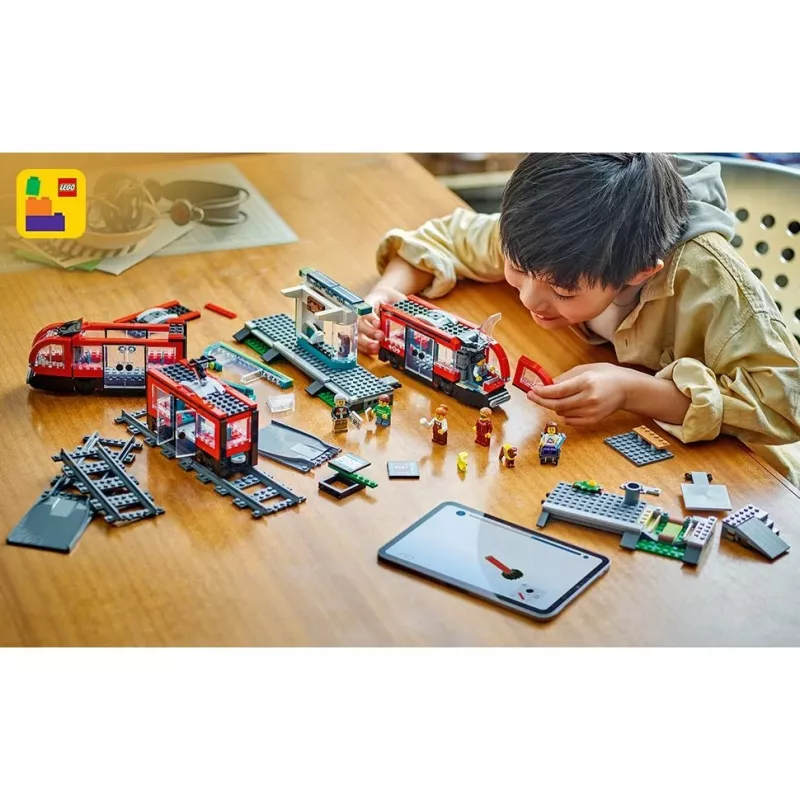 Zestaw budowlany LEGO City Tramwaj i stacja do odgrywania ról dla dzieci z zabawkowym tramwajem, prezent dla chłopców i dziewczynek od 7 lat, którzy kochają pojazdy