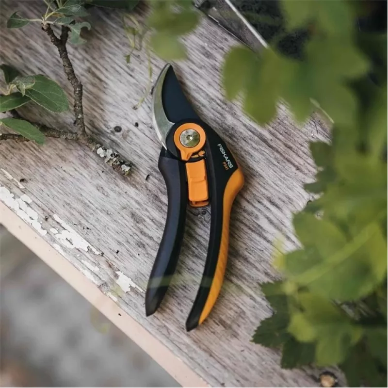 Fiskars Plus SmartFit P541 Nożyce ogrodowe obejściowe czarne, pomarańczowe