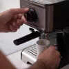 Ekspres do kawy Czarny & Decker BXCO1200E — 1200 W, 15 barów, zbiornik na wodę 1,2 l, na 2 filiżanki, wbudowany spieniacz mleka, blat, srebrny