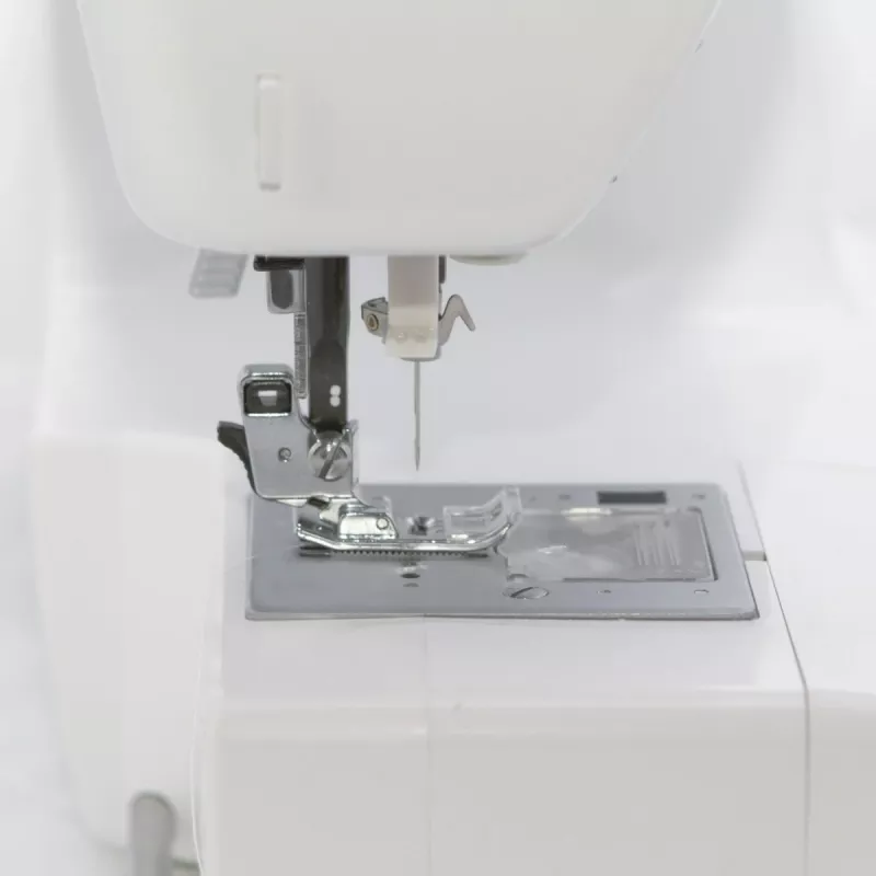 Mechaniczna maszyna do szycia domowego lucznik Malwina 2070 — 63 ściegi, szerokość ściegu 7 mm, 99 programów, automatyczne dziurkowanie, wolne ramię