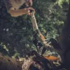 Sekator Fiskars UPX82 Anvil — ręczny sekator do zdrewniałych łodyg, czarny/niebieski/szary