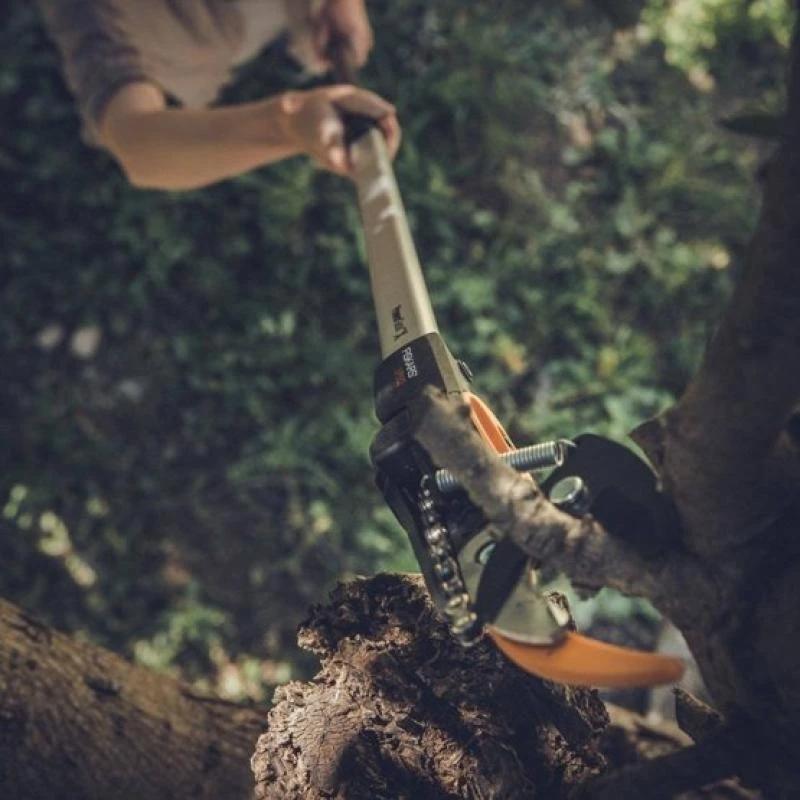 Sekator Fiskars UPX82 Anvil — ręczny sekator do zdrewniałych łodyg, czarny/niebieski/szary