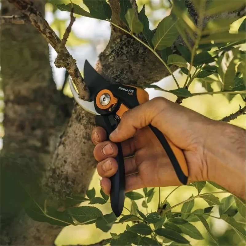 Fiskars Plus SmartFit P541 Nożyce ogrodowe obejściowe czarne, pomarańczowe