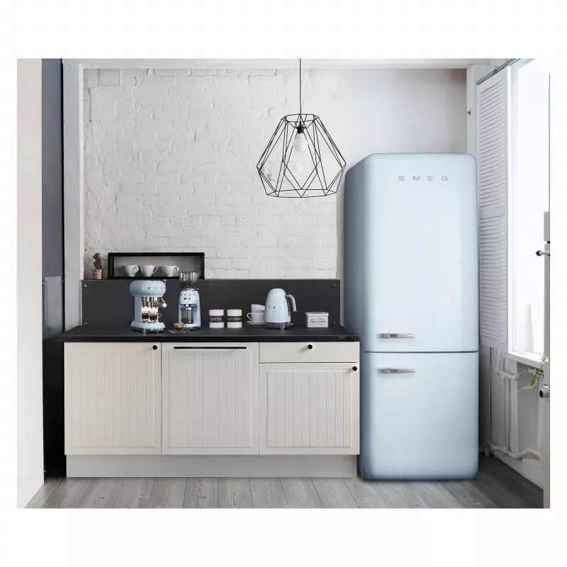 Czajnik elektryczny SMEG w stylu lat 50. KLF04PBEU, pastelowy niebieski