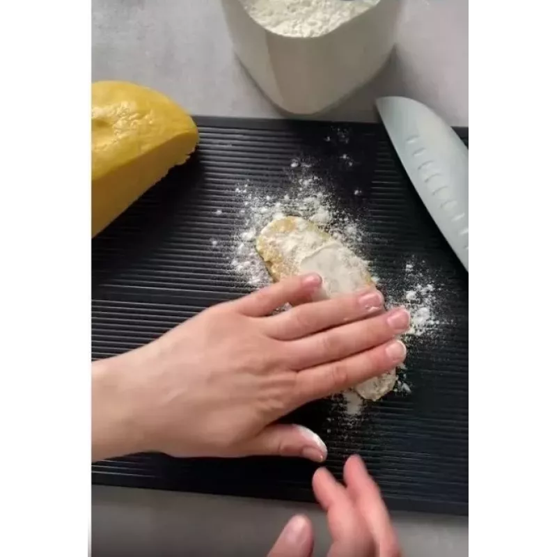 Ręczna maszynka do makaronu GEFU GF89426 — do lasagne, tagliatelle, tagliolini; stal nierdzewna i tworzywo sztuczne; 205×200×155 mm