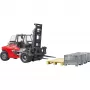 Linde HT160 Stapler mit Palette (rot/schwarz, Inkl. 3 Gitterboxen)