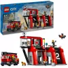 Zabawka konstrukcyjna LEGO City Remiza strażacka z pojazdem z drabiną obrotową 60414 — 843 elementy, 5 minifigurek, 220×320×140 mm