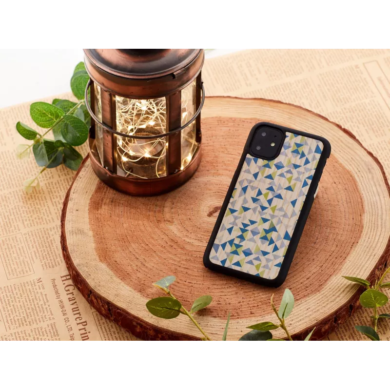 Etui na telefon man and wood do iPhone 11 — niebieski trójkąt na czarnym tle, ochronna twarda skorupa